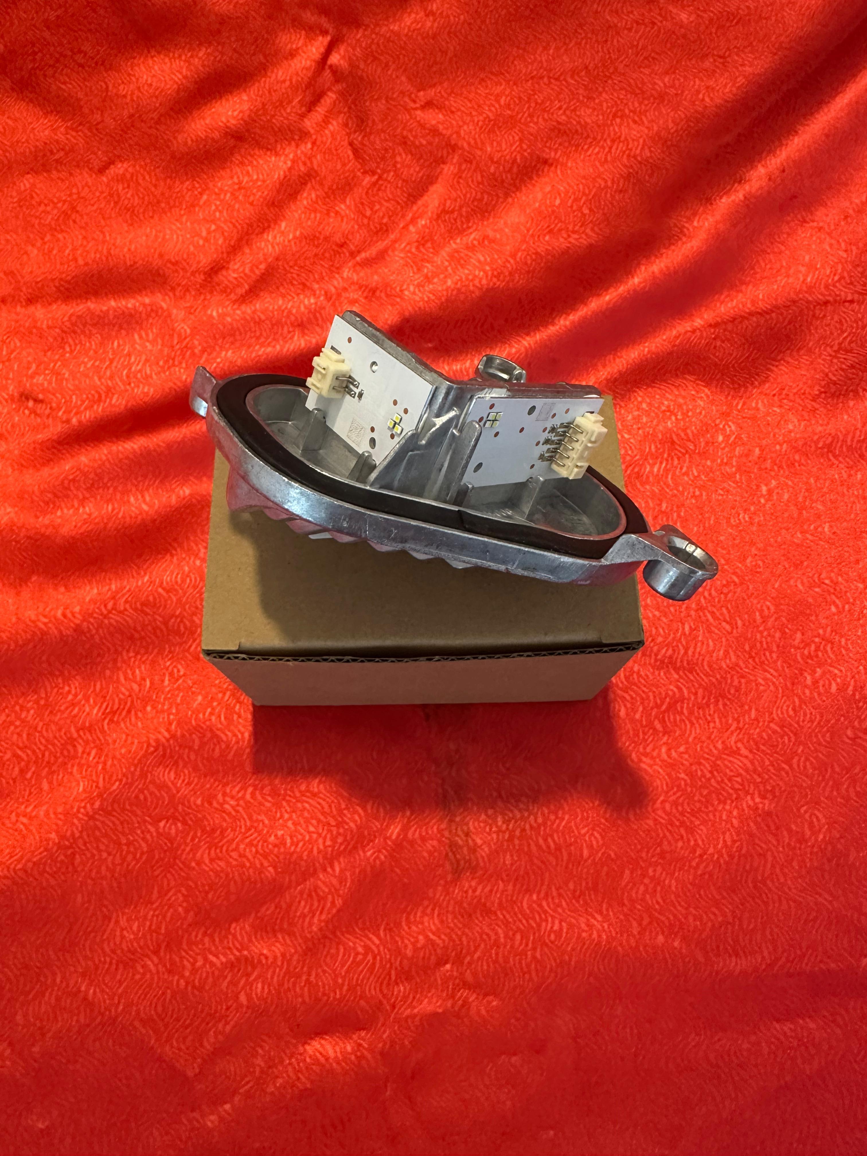 7493230 BMW F32 LCİ SAĞ SİNYAL LED MODÜLÜ